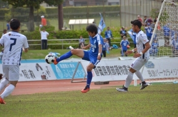 園田選手　ゴールラインぎりぎりで粘ります