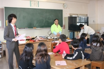 子供たちに紹介される田中さん。同校での授業は初めてです