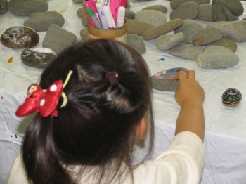 川崎市塗装工業会による石の塗り絵体験も小さい子どもたちに大人気でした
