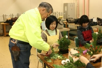 生徒さんの相談にのる都倉さん