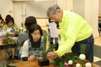 「段差をつけて挿してください」とアドバイス