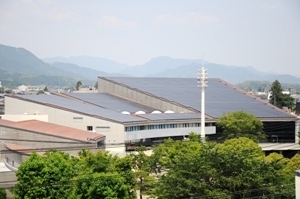 新城文化会館の屋根に設置された<br>太陽光発電パネル＝新城市で