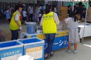 京都華頂大学・華頂短期大学<br>会場のあちこちで目にする黄色のユニフォーム。<br>食器分別のエコボランティアや、介護アロマのブース出店、舞台では華麗なダンスを披露したりと大活躍。