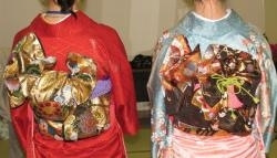 川崎市着付士協会の振袖の帯結び体験。左側は緋帯（ひおび）と呼ばれるもので花嫁さんのお色直しの時などに結びます。右側は創作帯。