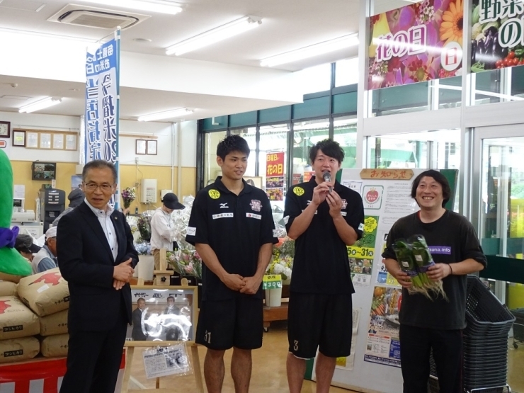 （写真左から）松戸徹船橋市長、千葉ジェッツ#31原選手、#3星野選手、三須実行委員長