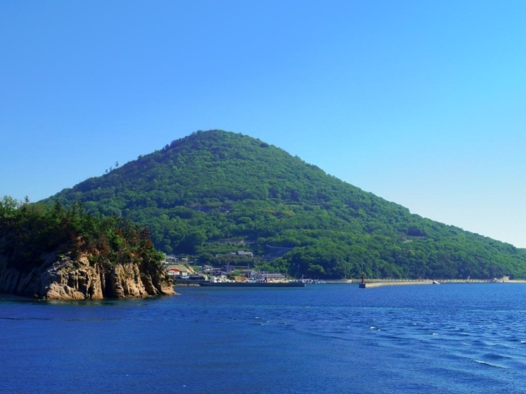 女木島を出るとすぐに男木島が見えてきます。<br><br>