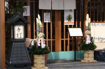 お蕎麦屋さんの門松。先端がきりりと尖った昔ながらの青竹が美味しいお蕎麦を連想させます。