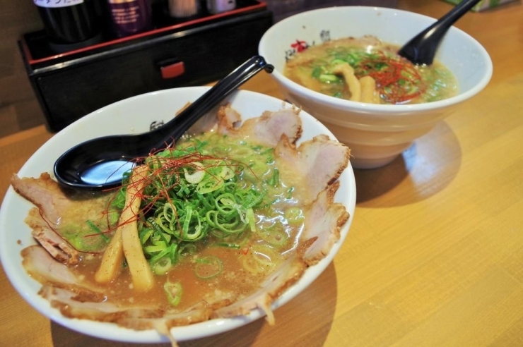 手前がやまさんチャーシューメン。奥はやまさんラーメン醤油　720円