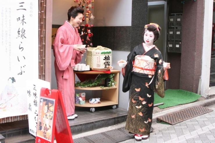 艶やかな芸者さん。三味線らいぶを開くそうです。