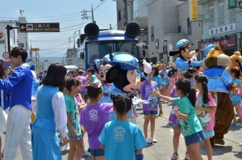 キッズダンサーとハイタッチ