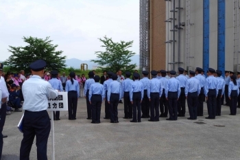 一橋分団激励会：<br>地元の皆さんは、おそろいのタオルを掛けて応援