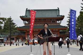 ステージでの歌や踊りも盛り沢山