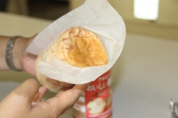この魔法の紙が、パンのふわふわ感と味を守ります。