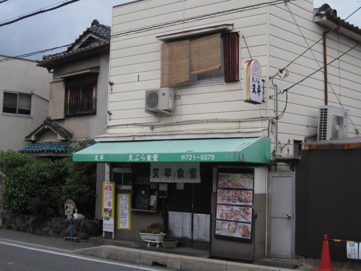 八戸ノ里駅から南へ進んで､セブンイレブンの少し進んだところにあります。