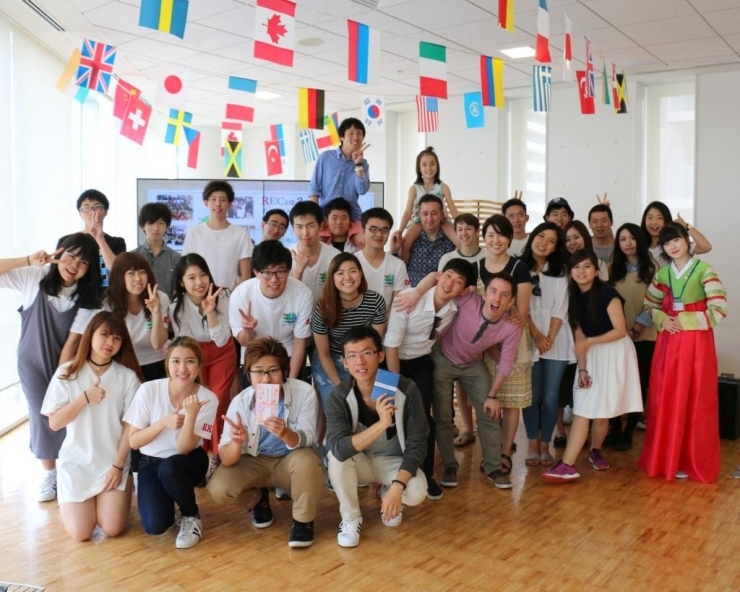 REC全員でパシャリ！<br>国際交流を行うサークルで、様々な国々の学生が集まっています。
