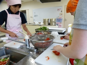 調理室では健康増進課職員が「新鮮野菜サラダ」を作ってくれています。
