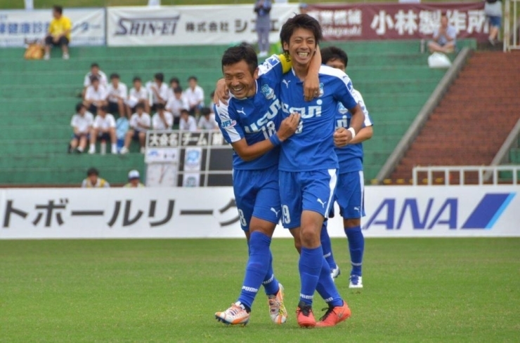 尾崎キャプテンと園田選手　やったな！