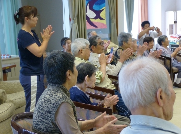 子ども達の姿を見ただけで、涙が出ちゃうおばあちゃんも…　待っているんですね。