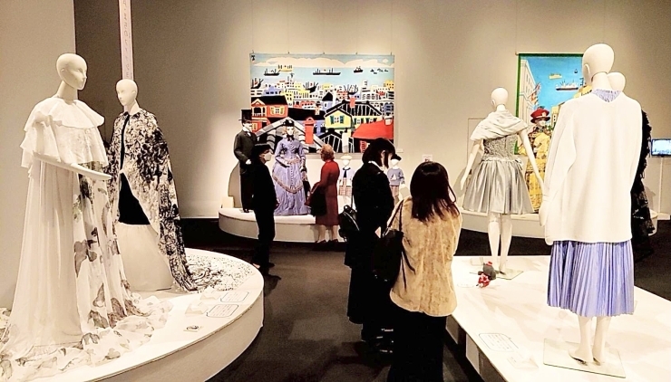 神戸ファッション美術館での企画展示会の様子　「被服・服飾専門学校【神戸・ファッション・クリエイター】神戸文化服装学院(ファッションデザイン・発想・企画・アパレル素材知識・パターン・製図・TRパターン・オートクチュール・手工芸)裁断・縫製・製図【神戸・ファッションクリエイター・スクール】」