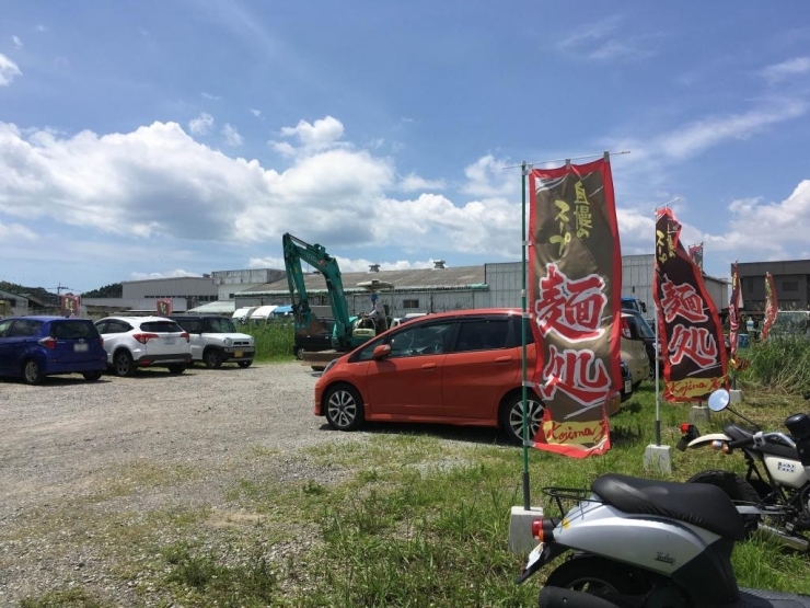 広い駐車場が店舗裏にあり！