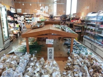 地元でとれた野菜や、お土産品などが販売されています。