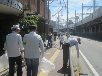 周辺の道路や歩道などにも目を配ります