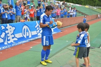 鈴木淳選手　サインしてます