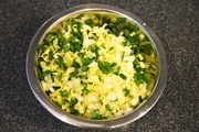 【1】白菜は粗みじん切りに、ニラは５mm幅に切って両方ともボウルに入れ、塩小さじ1/3をまぶして５～１０分置く。水分が出てきたらしっかりと絞る。