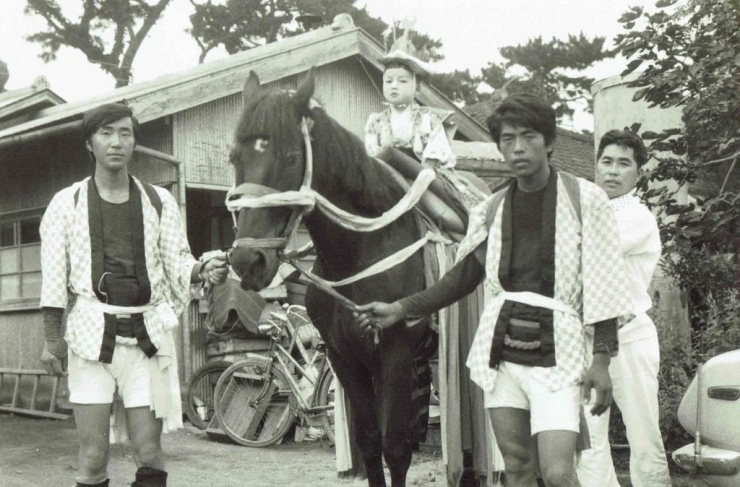 馬に稚児を乗せての1枚です。