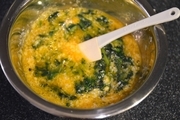 【3】ボウルに卵を割り入れ、粉チーズ、塩、胡椒と混ぜる。<br>モロヘイヤも加えて混ぜる。
