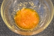 【5】ボウルにおろし生姜、ポン酢、<br>オリーブオイル小さじ２を入れて混ぜる。