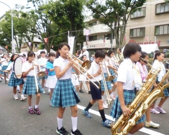 重い楽器を頑張って演奏しています！