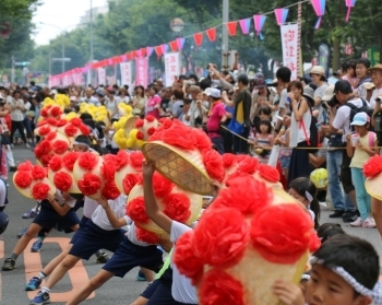 お手製のお花を付けて全力で踊ります。