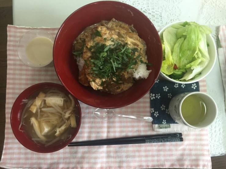 車夫かつ丼、レタスときゅうりのサラダ、揚げ豆腐の味噌汁、そしてデザートの豆乳プリンです♪どれもとっても美味しくてボリューミーでした！