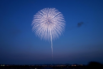 慰霊鎮魂の花火「白菊」