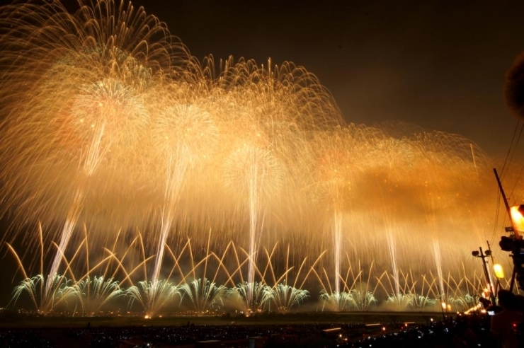 長岡花火の代名詞プログラム「復興祈願花火フェニックス」<br>（写真：圷　範道）