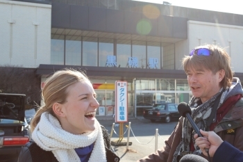 街を歩き、行き逢った方とお話しをすることも。