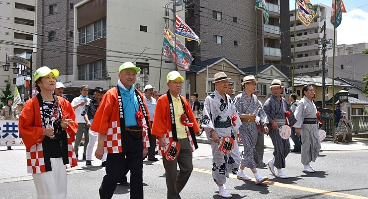 松戸徹船橋市長が先頭を歩きます。海老川に架かる海老川橋付近。<br>船橋地名発症の地として船首のモニュメントが設置されているんですよ。この辺りからパレードが始まります。