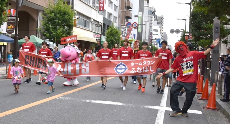 沿道で手を振り、写真を撮り、声援を贈る人・人・人！<br>途中から子どももいっしょにパレード！