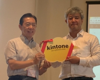 そして１位に選ばれたのは加藤さん。<br>賞品としてお仕事に役立つクラウドシステム“Kintone”が贈られました。