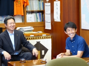 気さくに談笑する鈴木市長と石井監督