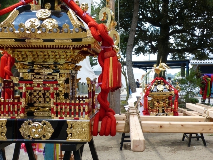 神輿は二基　大人神輿と子供神輿です。この神輿で馬をはやし立てます。