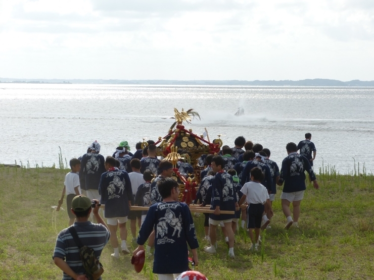 霞ケ浦の中で神輿を揉み、今年も無病息災・五穀豊穣を願います。