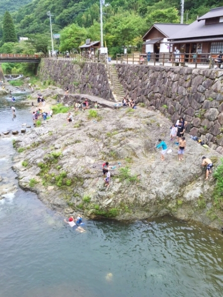 ジャンプしながら飛び込むお子さんもいました。