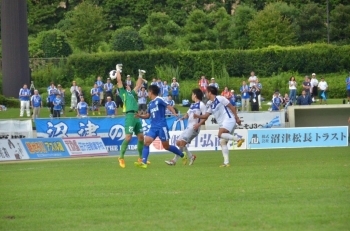 中村選手が競って．．．