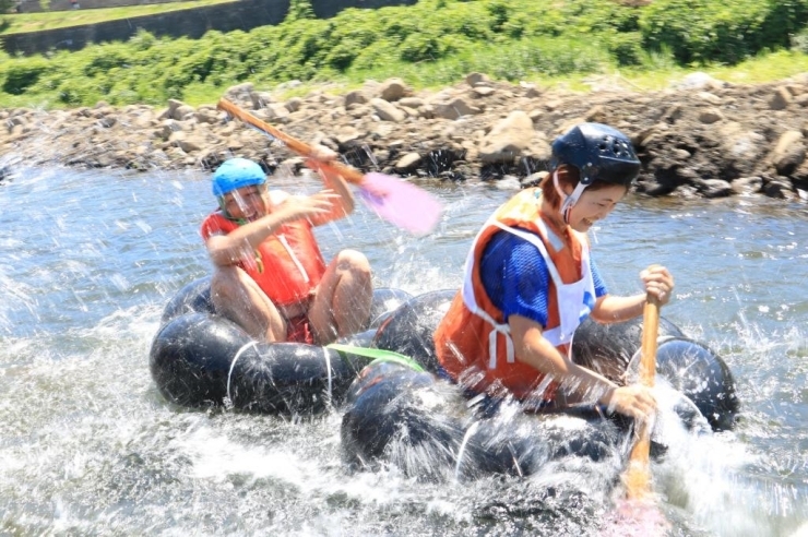 歓迎の水かけをされてます♪