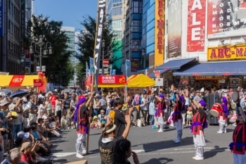 新宿高野ビル前演舞会場