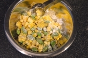 【3】ボウルに、枝豆（さやから出す）とトウモロコシを入れ、塩、クミンパウダーを和える。更に小麦粉大さじ２も加えて和える。