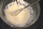 【4】別のボウルに、小麦粉大さじ６、ベーキングパウダー、炭酸水（量を調整しながら）入れてさっくりと混ぜる。揚げ油を温める。