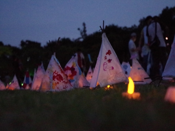 夕暮れの公園を、子供たちが作った行灯の川が彩ります。<br>その頃、子供たちは探検の準備、お化けに変身中なのでした。<br>